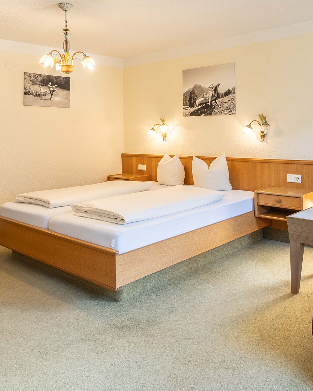 Doppelbett im Zimmer