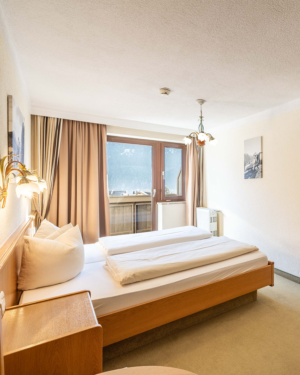 Zimmer mit Doppelbett und Aussicht