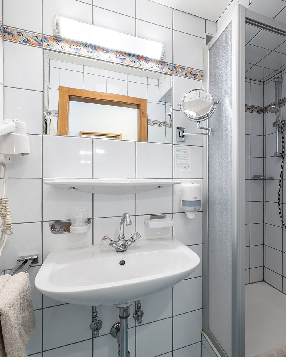Badezimmer mit Waschbecken und Dusche
