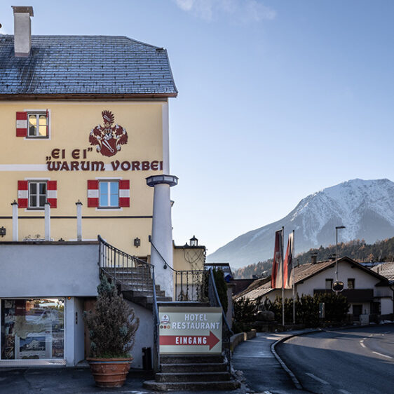 Hotel vor einem Berg
