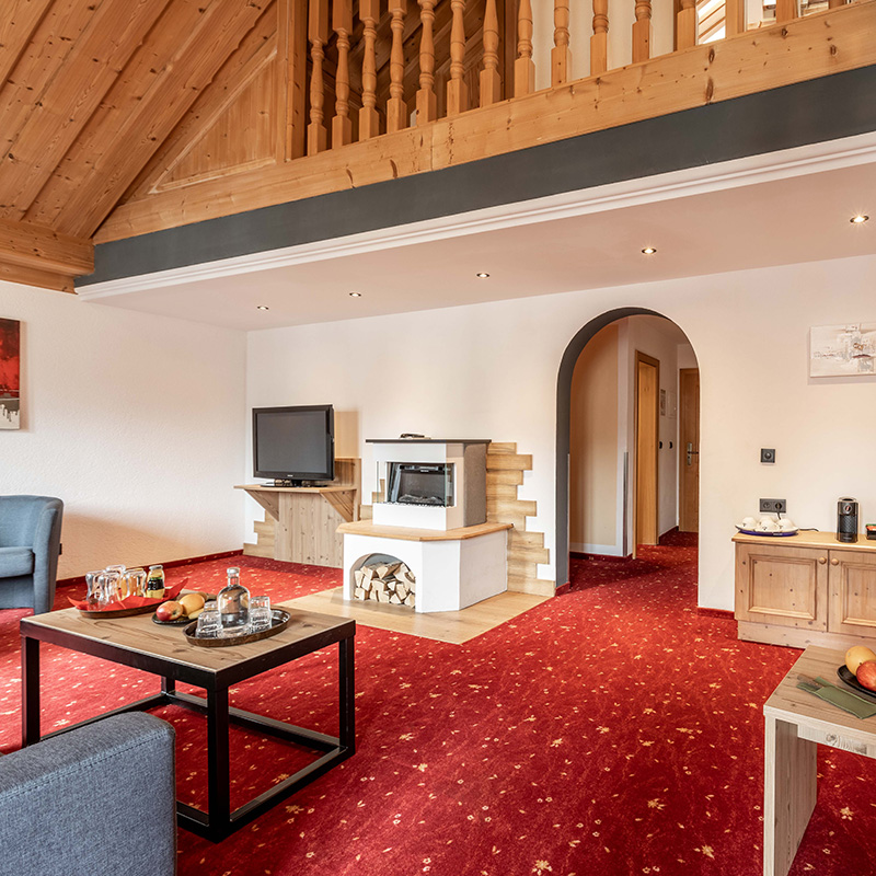 Wohnraum in einer Hotel Suite mit Ofen