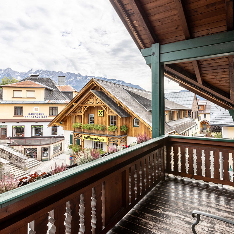 Balkon mit Aussicht auf traditionelle Häuser