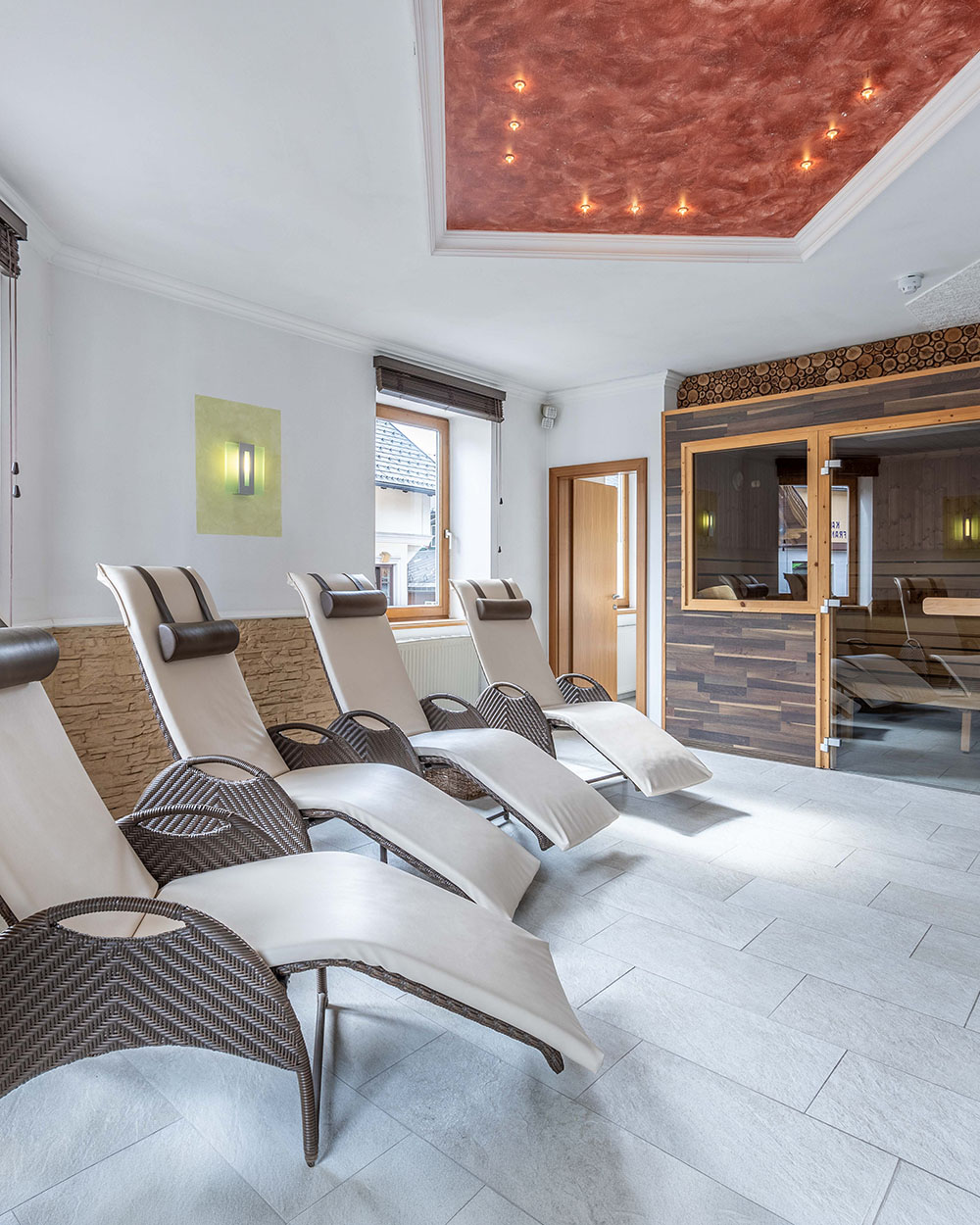 Wellnessbereich mit Liegestühlen und Sauna