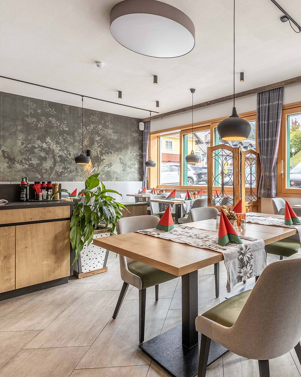 Frühstücksraum mit Tischen und Stühlen