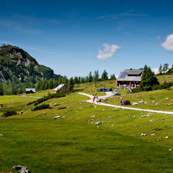 Hütte in einer alpinen Landschaft