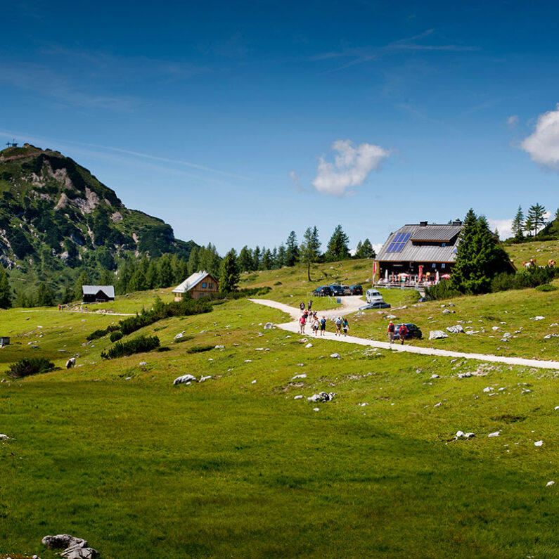 Hütte in einer alpinen Landschaft