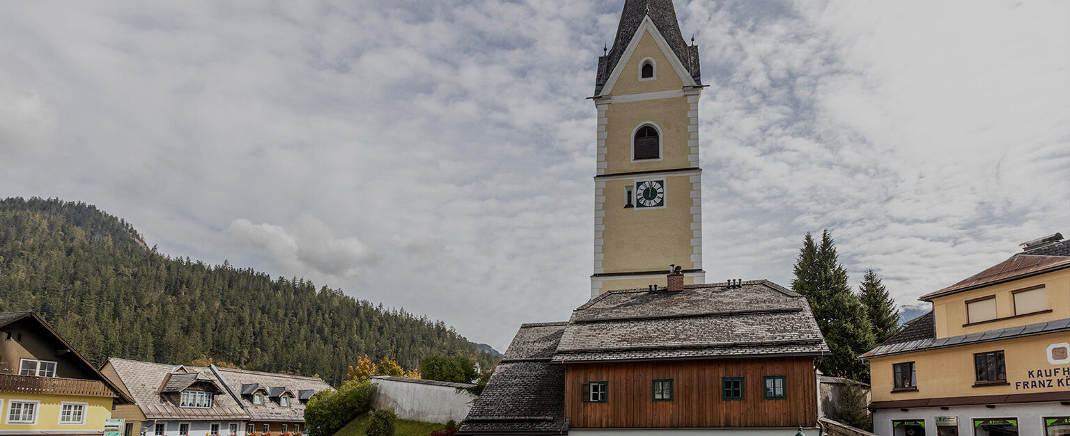 Kirche mit Häusern im Vordergrund
