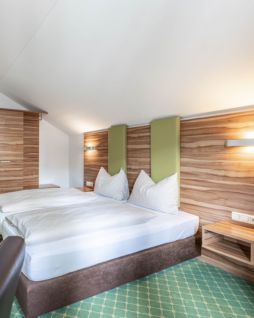Doppelbett in einem Hotelzimmer