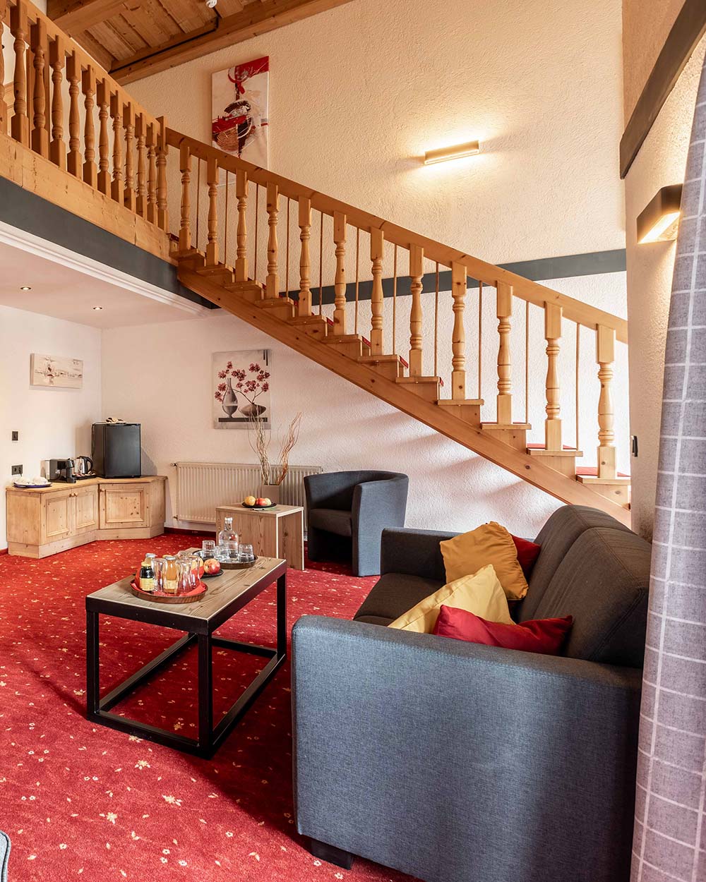 Wohnzimmer mit Treppe ins obere Geschoss