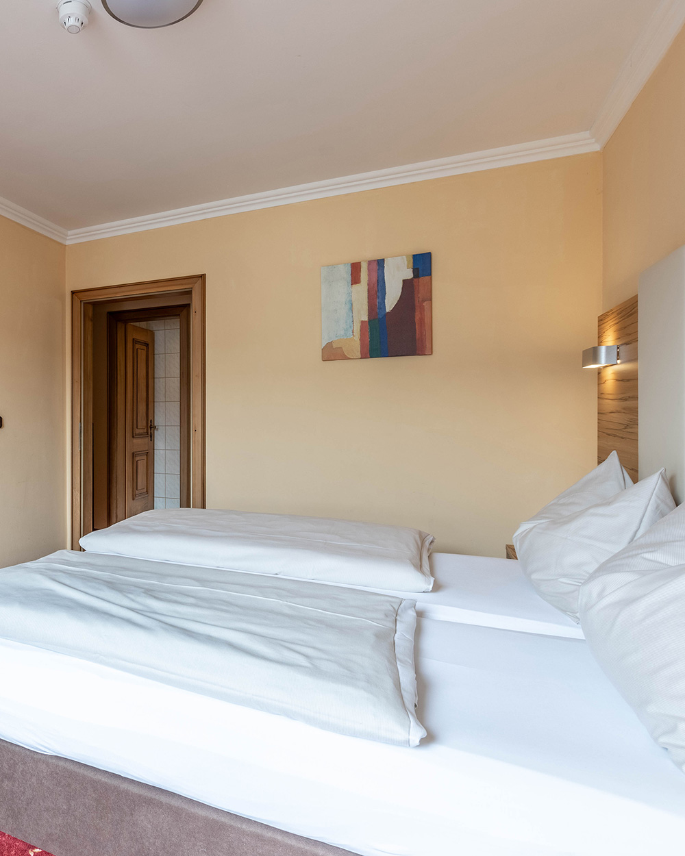 Doppeltbett in einem Hotelzimmer