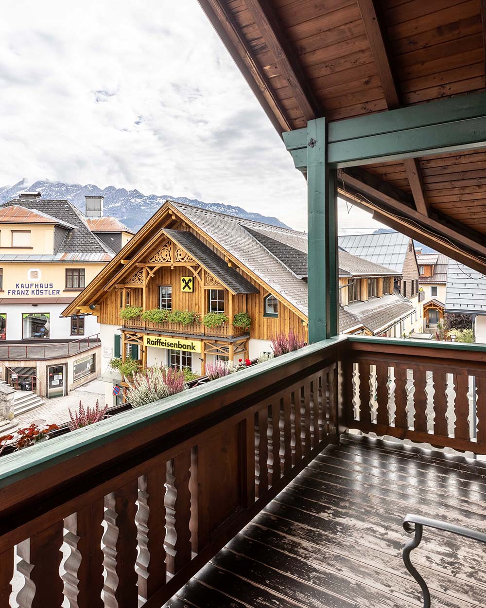 Balkon mit Aussicht auf traditionelle Häuser