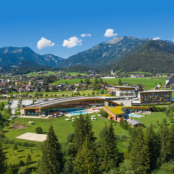 Grimming Therme und umliegende Landschaft im Sommer