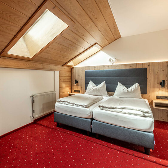Zimmer mir Doppelbett und Dachfenster