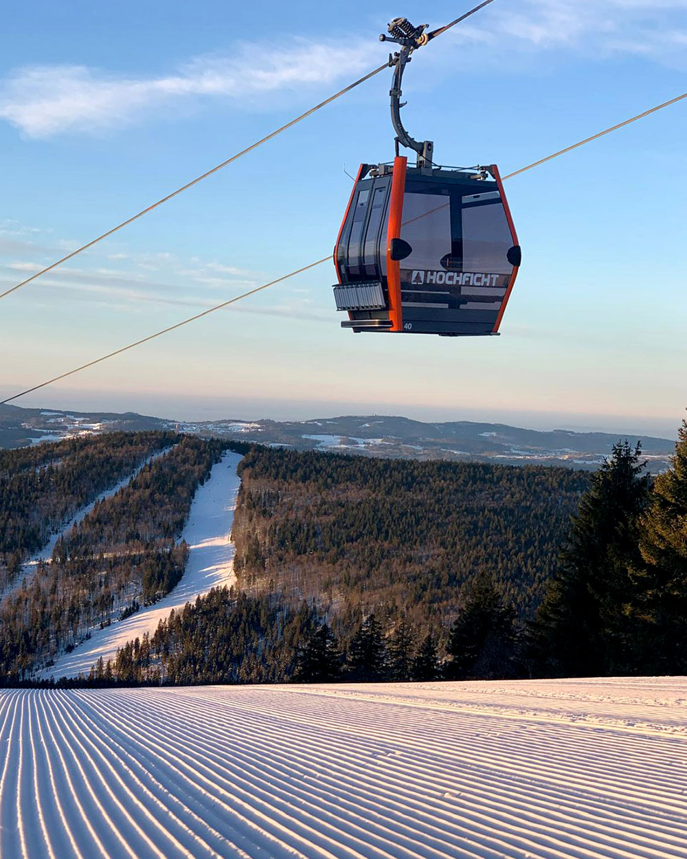 Gondel über frisch präparierter Skipiste