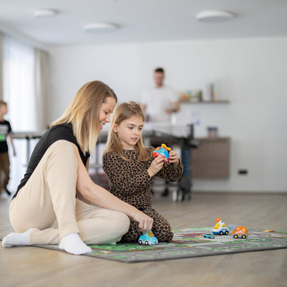 Mutter und Kind spielen am Boden