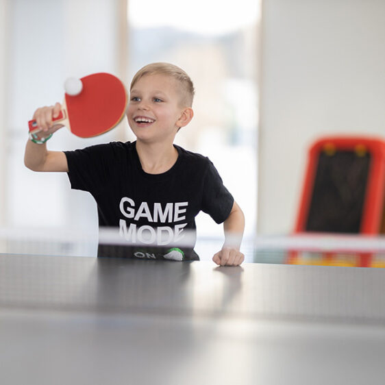 Kind spielt Tischtennis