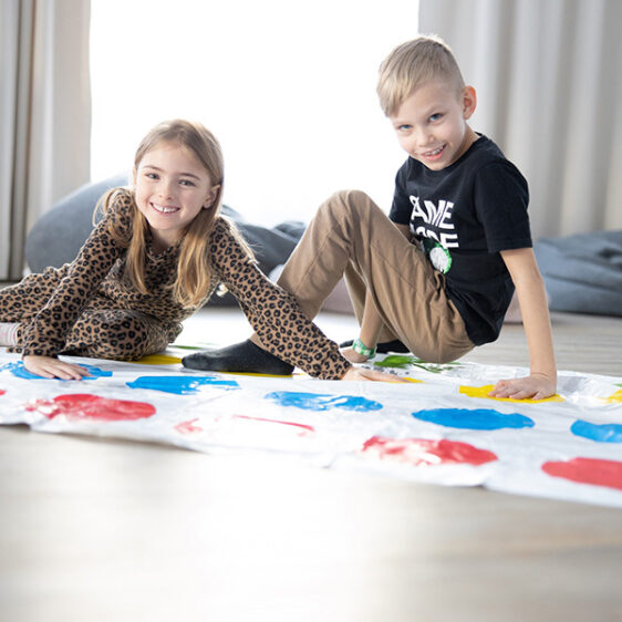 Kinder spielen Twister