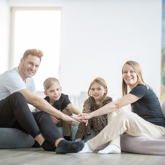 Familie lacht gemeinsam
