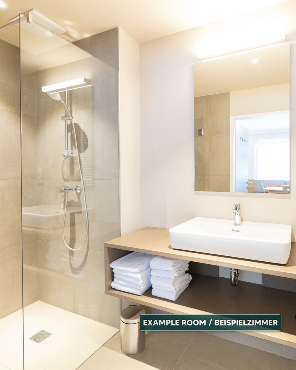 Hotelbadezimmer mit Waschbecken und Dusche