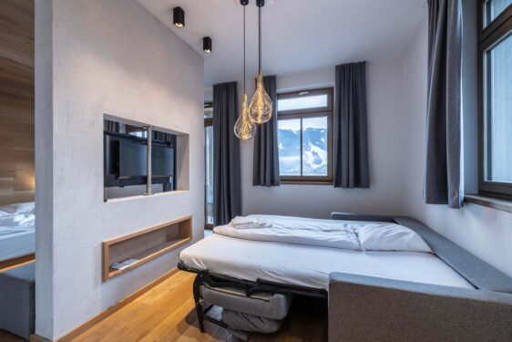 Ausgezogenes Schlafsofa in einem Hotelzimmer