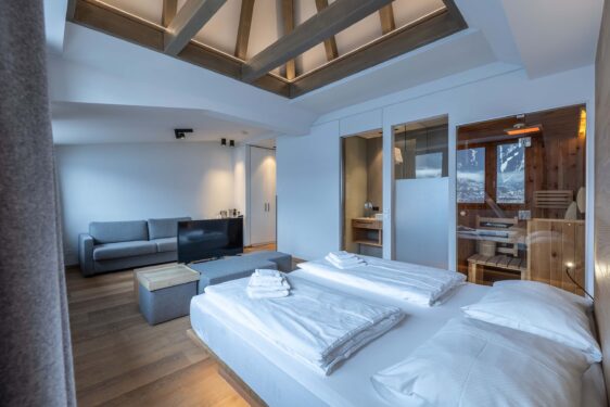 Doppelbett in einem Hotelzimmer mit Sauna