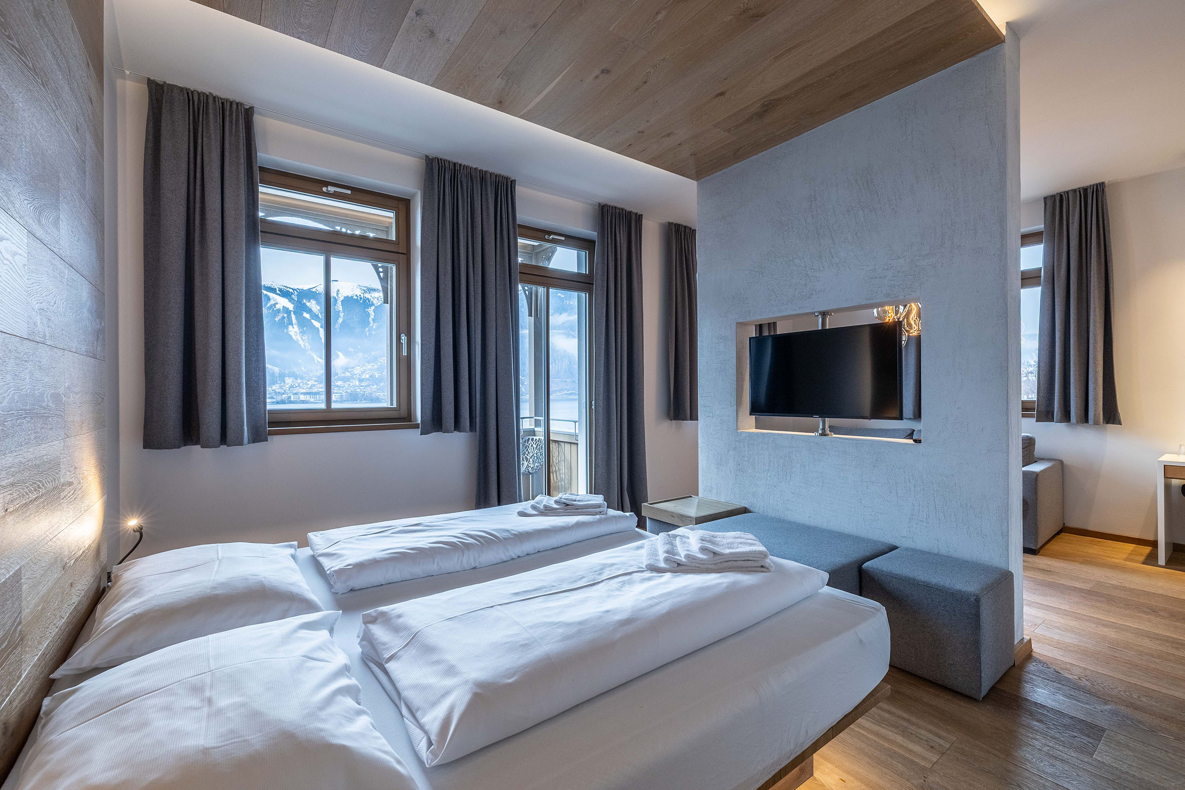 Doppeltbett in einem Zimmer mit Blick auf den See