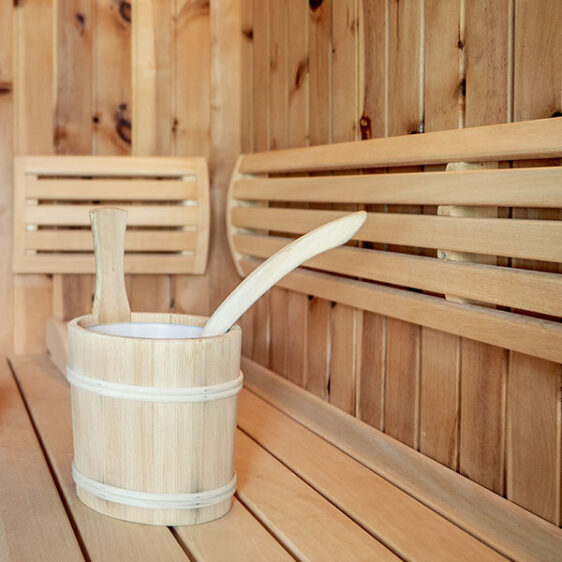 Nahaufnahme eines Aufgusskübels in einer Sauna