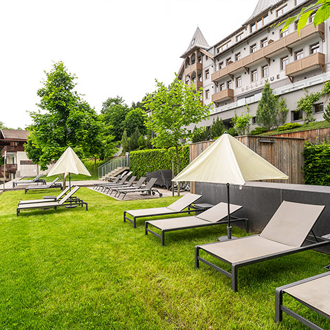 Liegewiese mit Liegestühlen vor dem Seehotel Bellevue