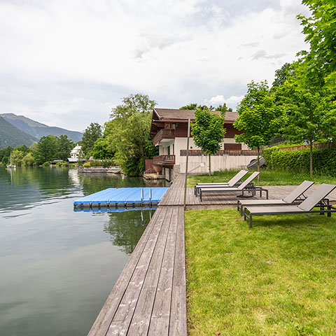 Liegestühle direkt am Steg und am See