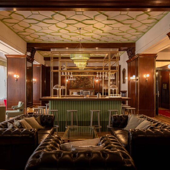 Belle Epoche Lounge, Bar mit Sessel, Gläser, Kronleuchter