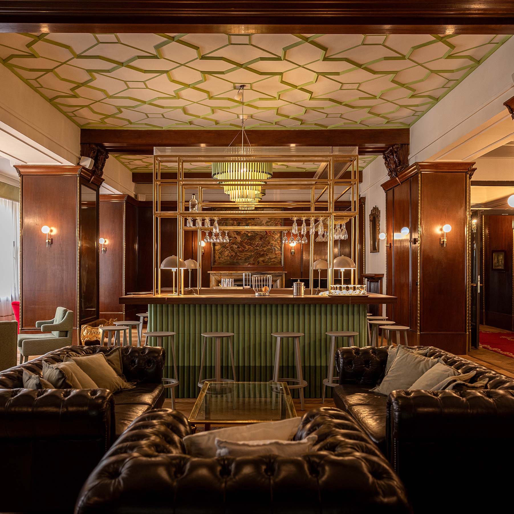Belle Epoche Lounge, Bar mit Sessel, Gläser, Kronleuchter