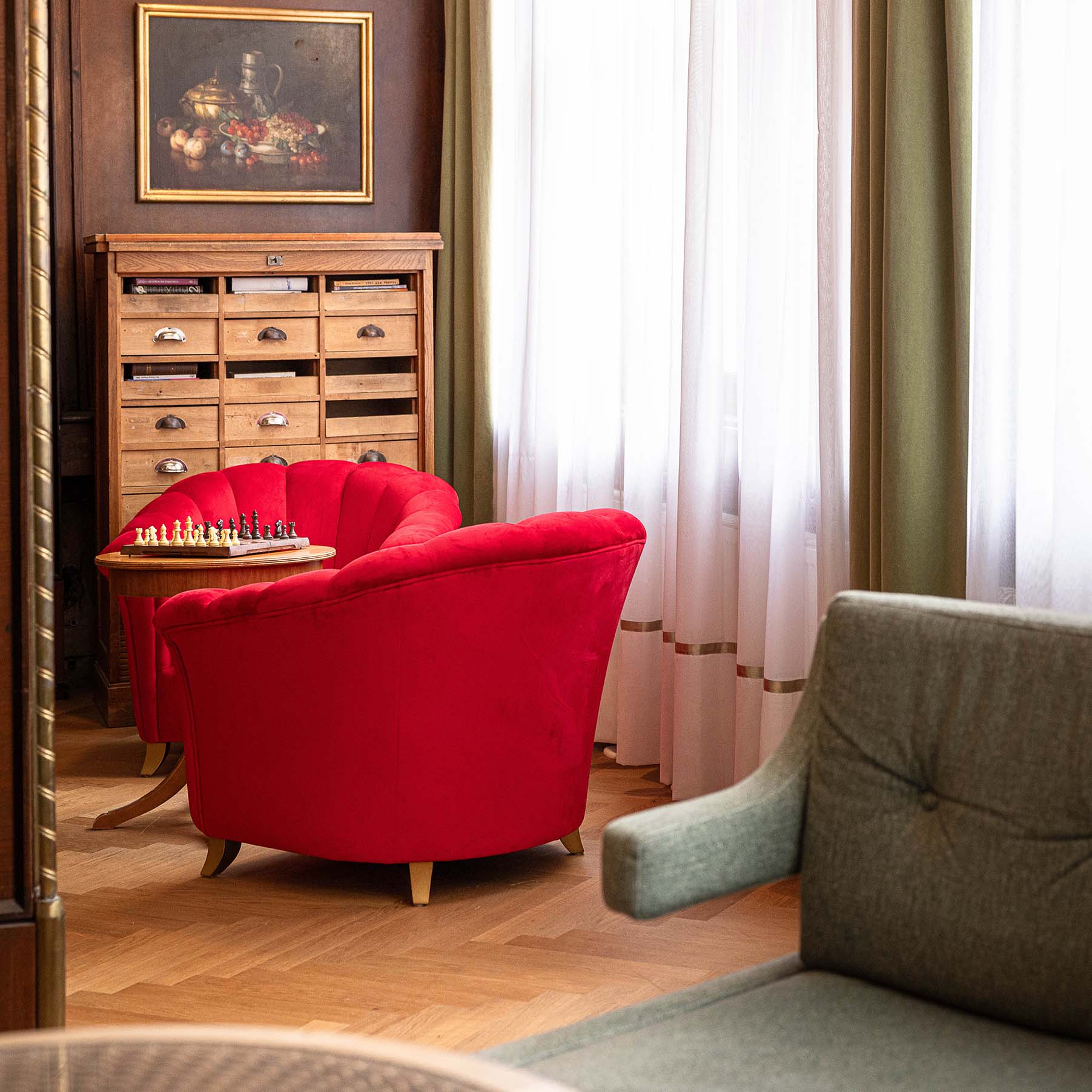 rote Sessel mit Schachbrett in Lobby