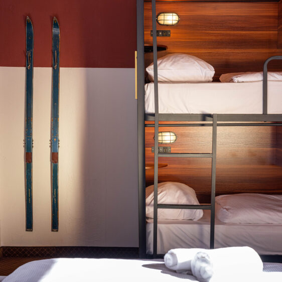 Stockbett mit 2 Ski an Wand