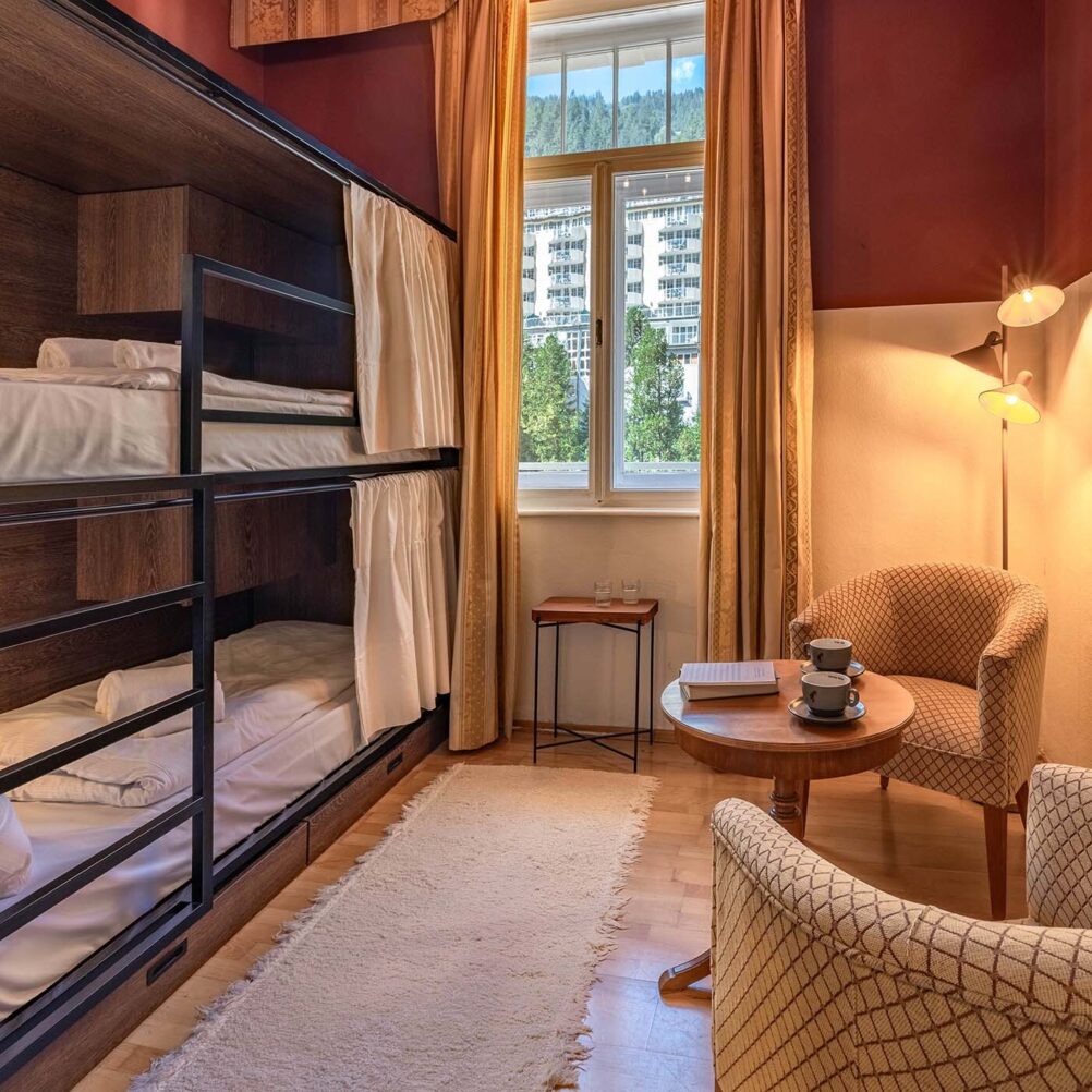 Stockbett, gemütliches Zimmer mit zwei Kaffeetassen