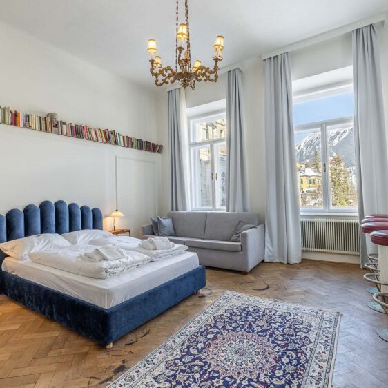 Großes Zimmer, Bücher an Wand und Couch