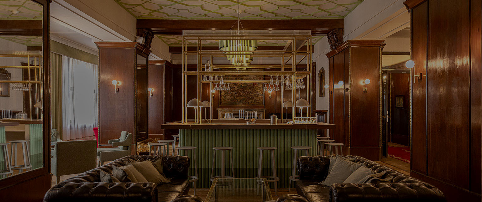 Belle Epoche Bar Lounge, Kronleuchter, Couchen, Gläser