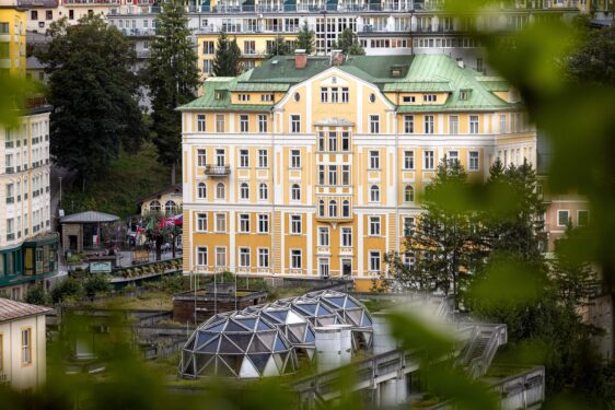 eighteen86 Hotel Außenansicht mit drei Kuppeln