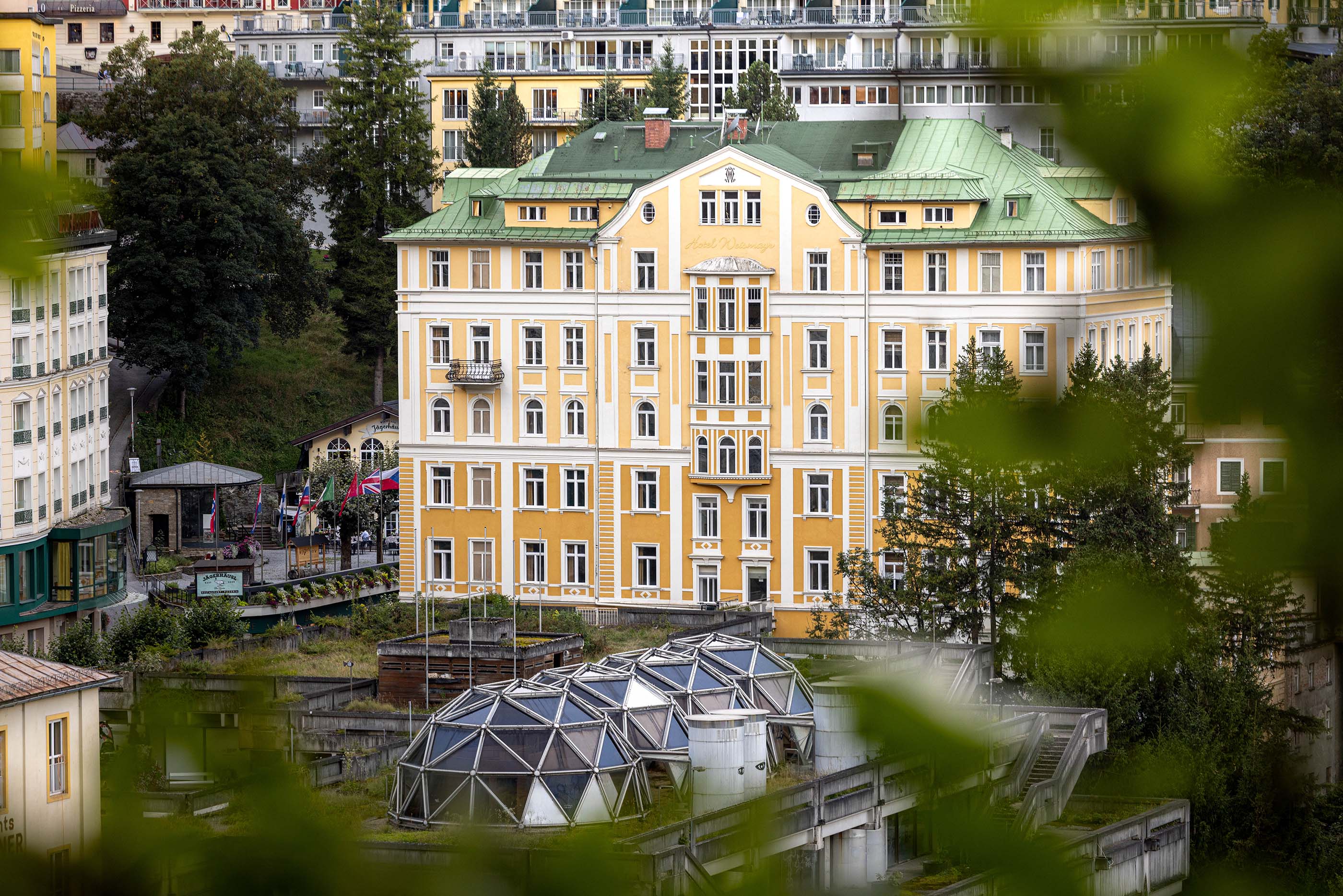 eighteen86 Hotel Außenansicht mit drei Kuppeln