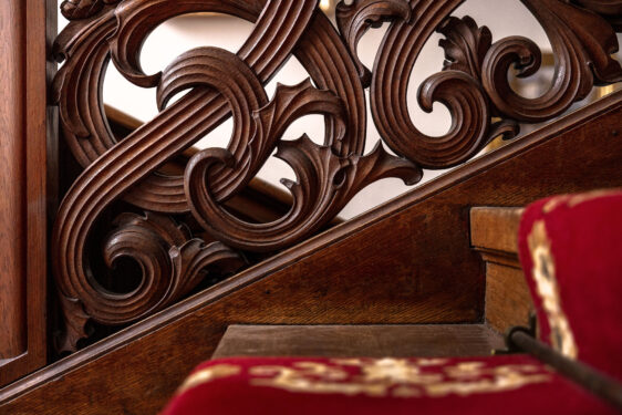Detail Stiegen aus Holz und Teppichboden