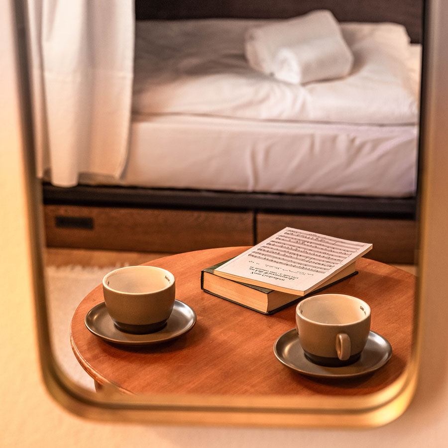 zwei Espresso auf tablet mit zwei Büchern
