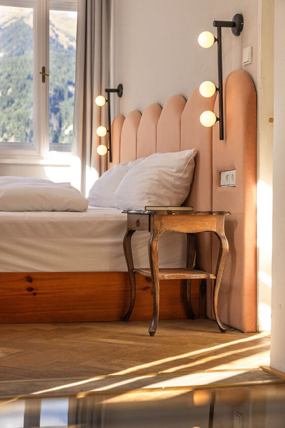 Bettansicht Doppelbett, heller Raum mit Nachtkasten und Lampen