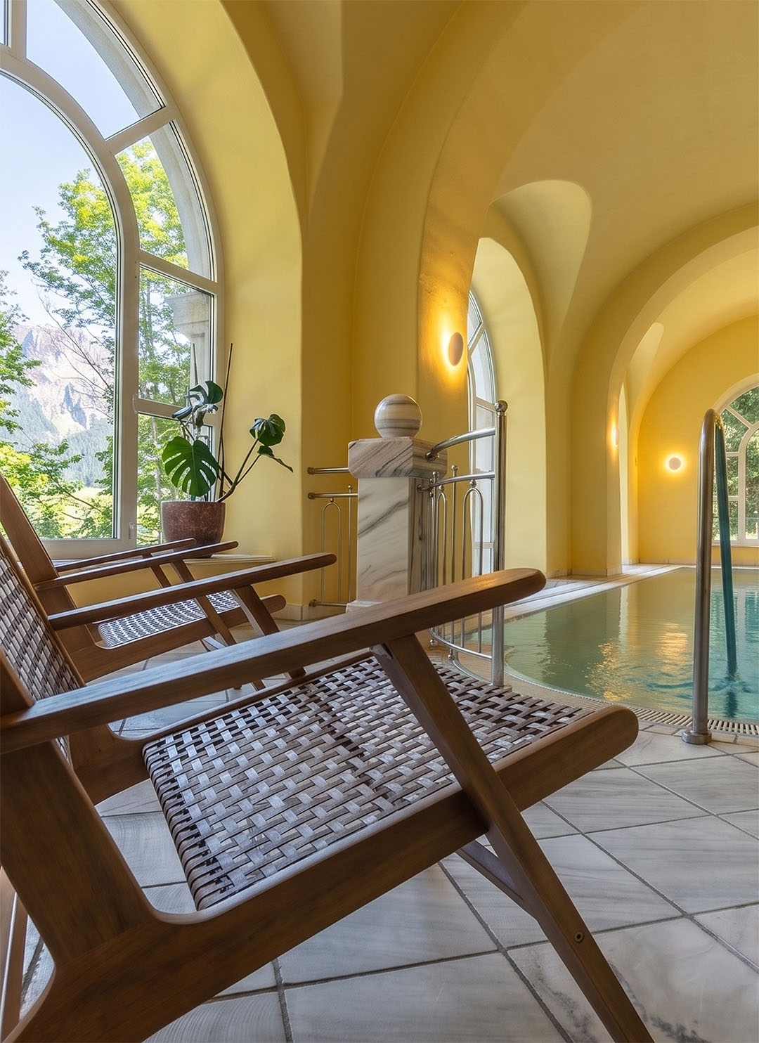 Holz Liegestuhl, Indoor Schwimmbad und gelbes Gewölbe