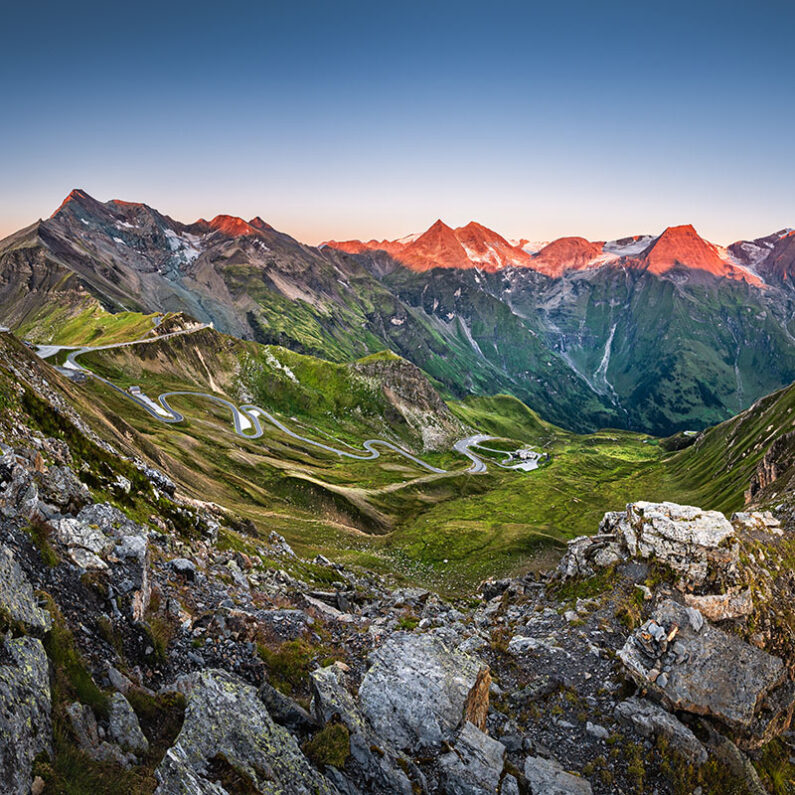 Naturpark Hohe Tauern von oben im Sonnenuntergang