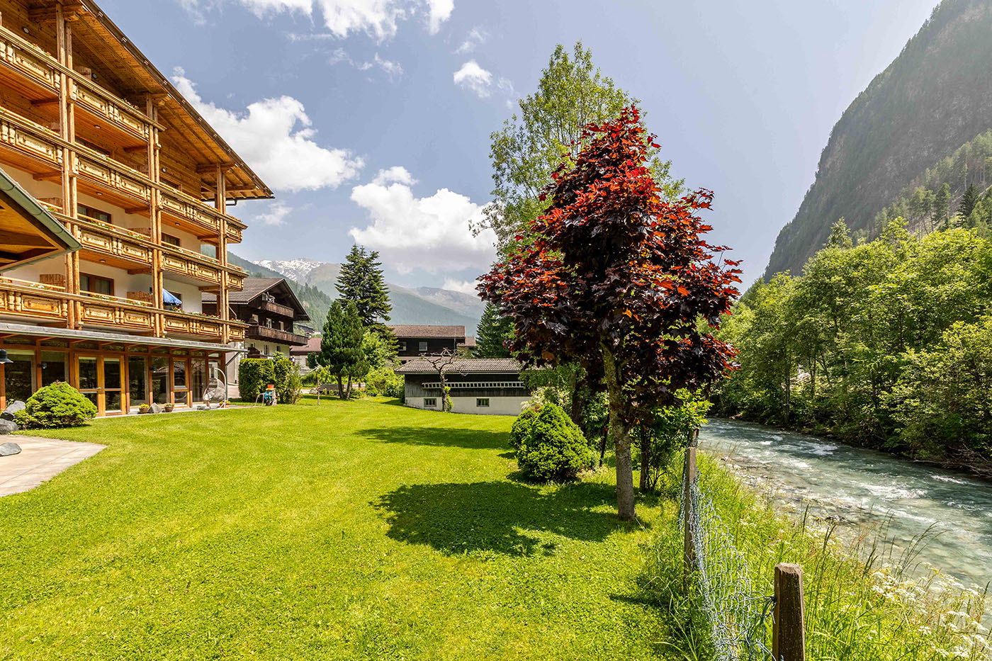 Garten der neben einem kleinen Fluss liegt