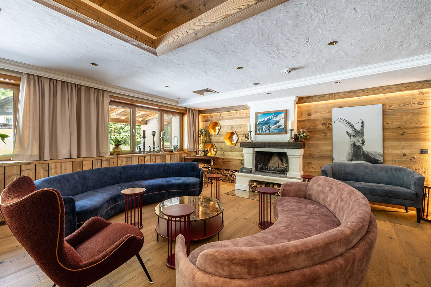 Aufenthaltsraum mit gemütlichen Sofas