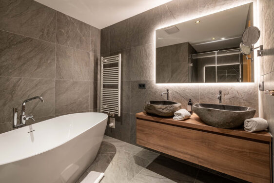 Modernes Badezimmer mit Badewanne
