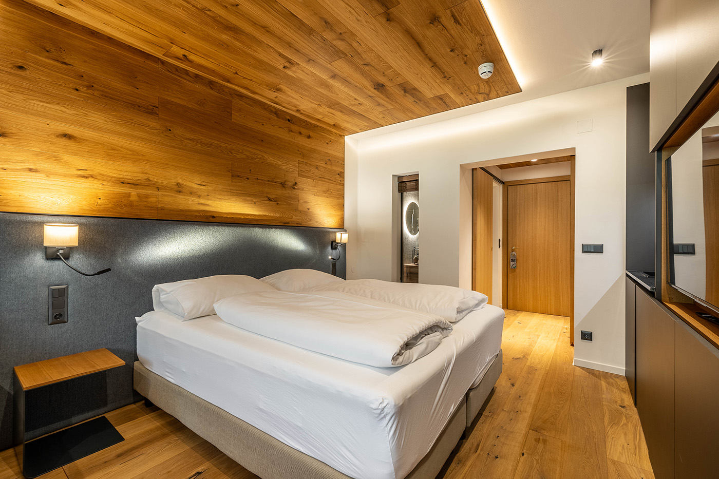 Doppeltbett im modernen Zimmer