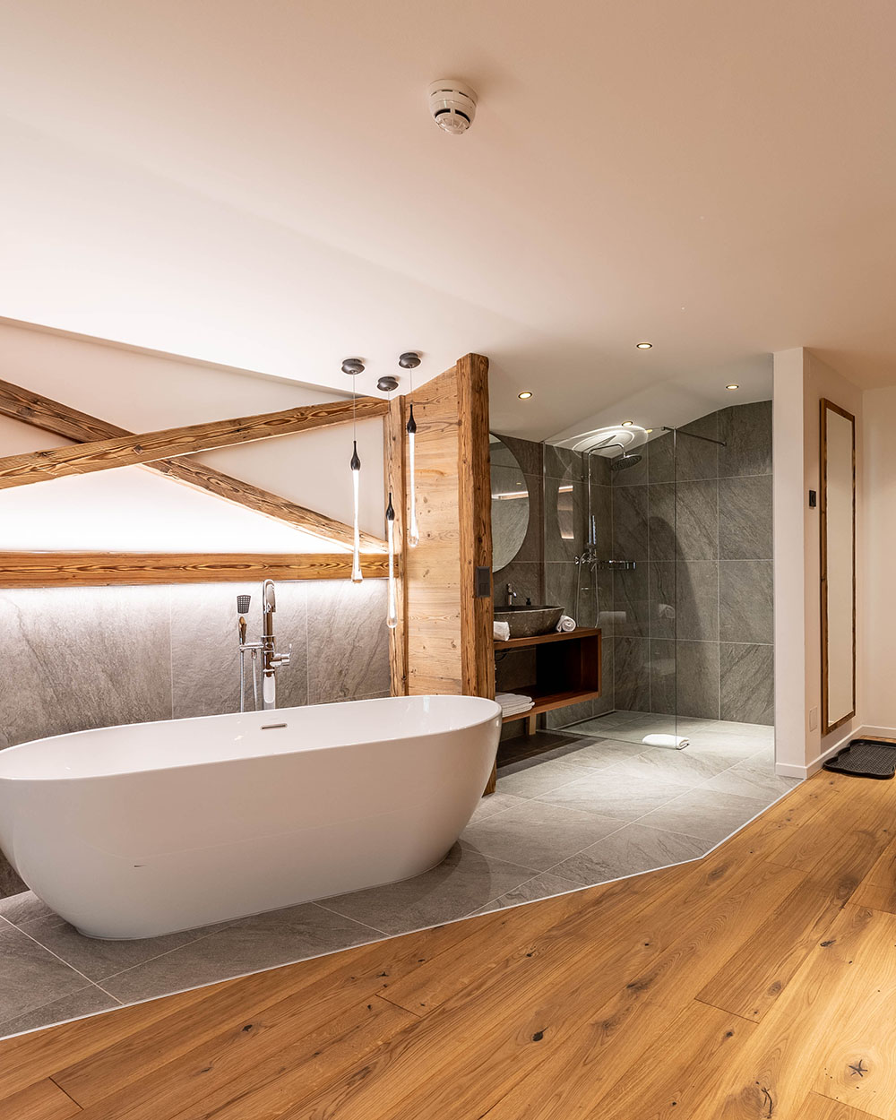 Badezimmer mit Badewanne in offenem Badezimmer