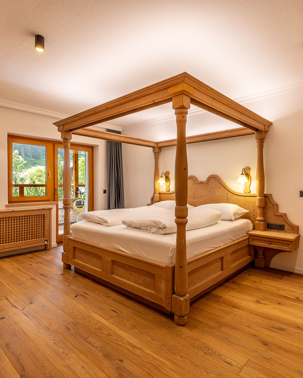 Doppelbett mit traditionellem Bettgestell