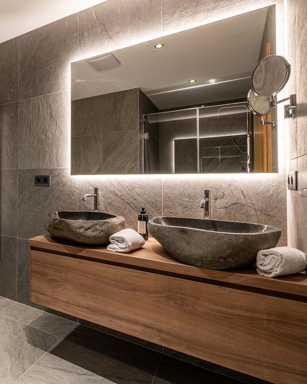 Badezimmer mit zwei Waschbecken